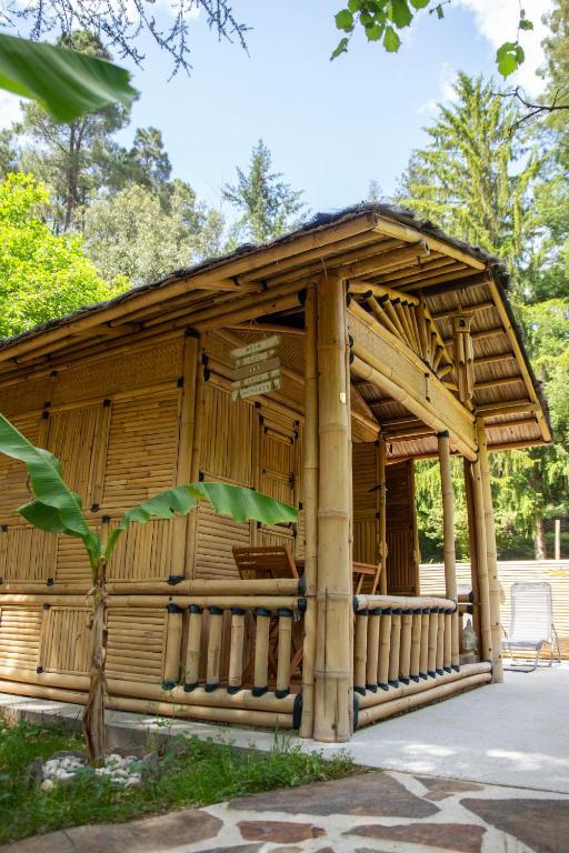 un pavillon en bois dans un parc dans l'établissement Suite Bambou Bien-être à Bali - Le soleil des Cévennes, à Saint-Jean-du-Gard