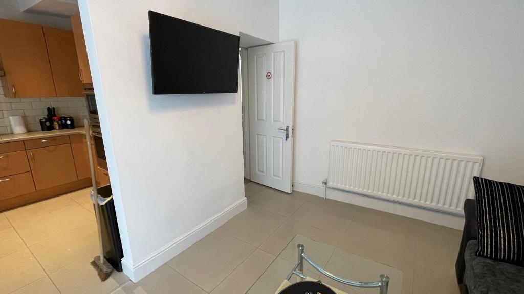 TV a/nebo společenská místnost v ubytování ANFIELD PLACE TO STAY