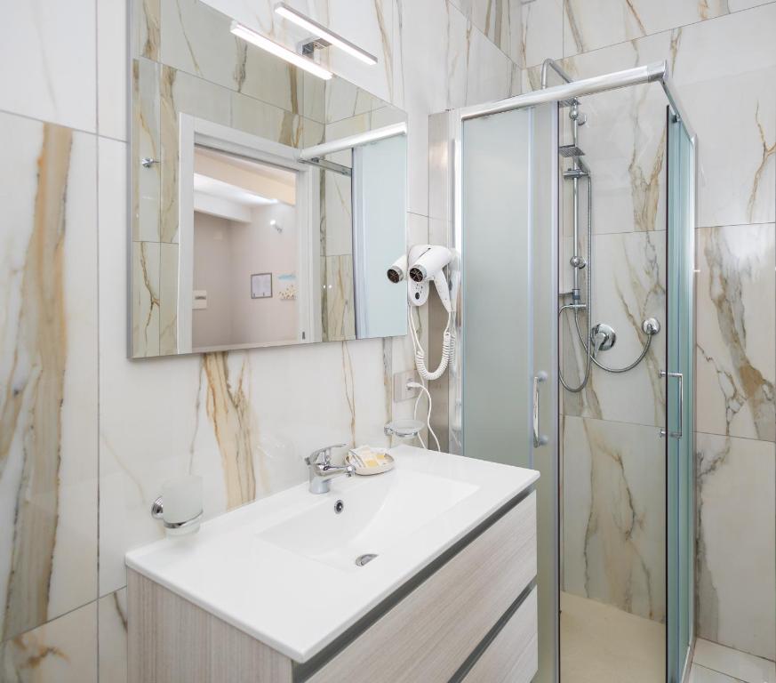 Koupelna v ubytování La Perla Luxury Rooms