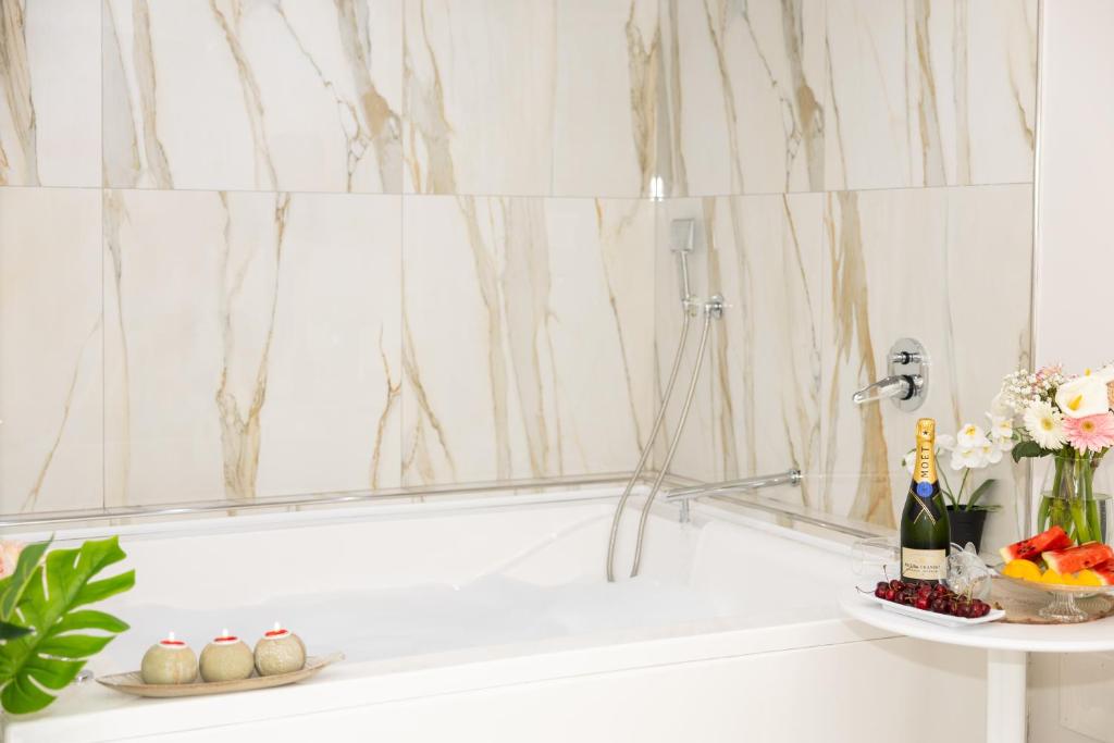 Fotografie z fotogalerie ubytování La Perla Luxury Rooms v destinaci Angri