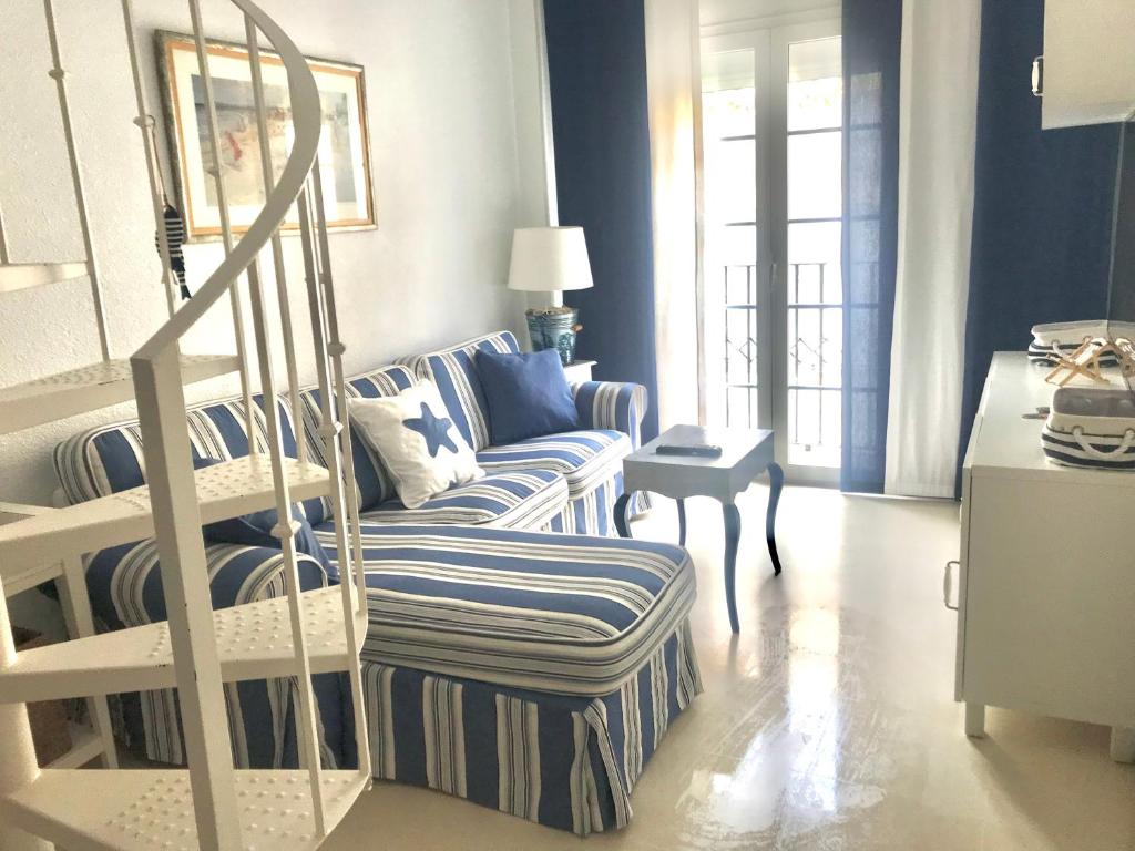 A seating area at Apartamento DUPLEX CRUZ DEL MAR