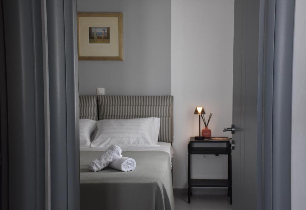une chambre avec un lit avec un animal en peluche dessus dans l'établissement Bleu soleil, à Náoussa