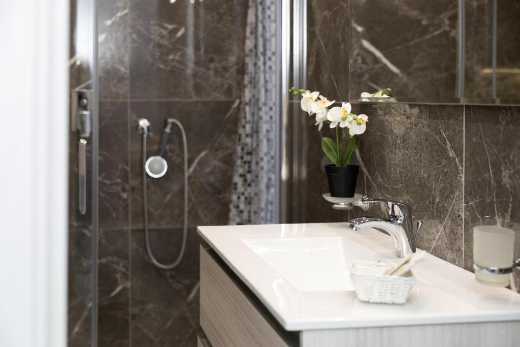 Koupelna v ubytování La Perla Luxury Rooms