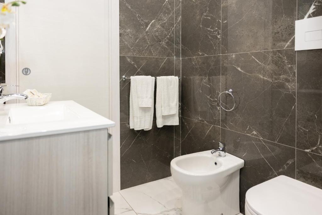 Koupelna v ubytování La Perla Luxury Rooms
