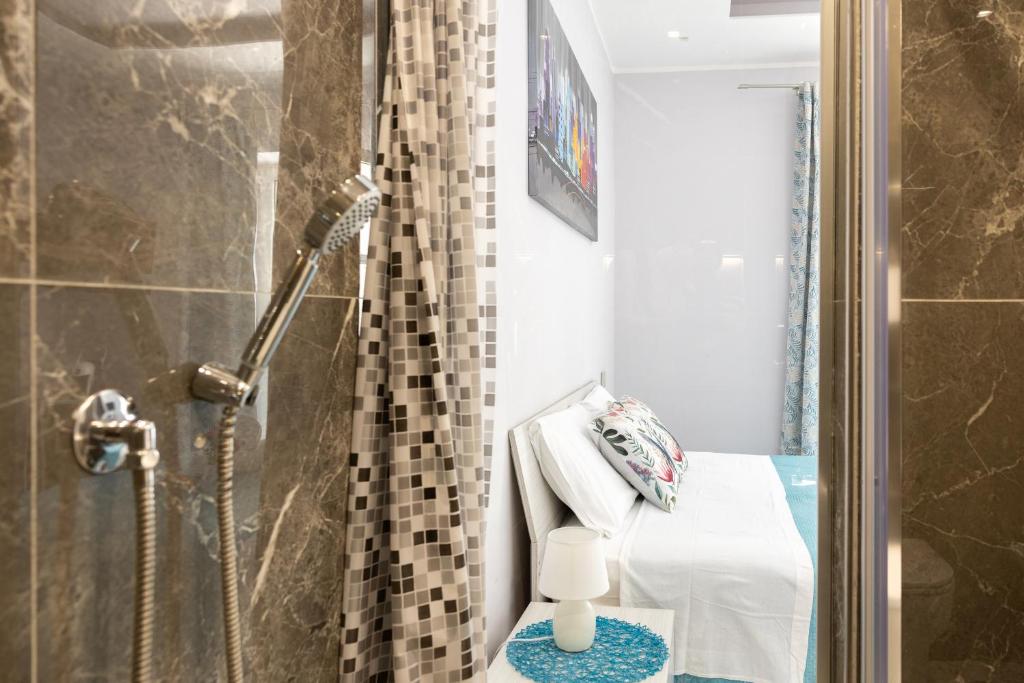 Koupelna v ubytování La Perla Luxury Rooms