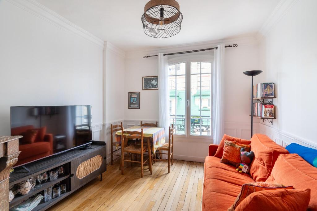 un salon avec un canapé et une table dans l'établissement Chic 1BD Apartment with Balcony Picpus, à Paris
