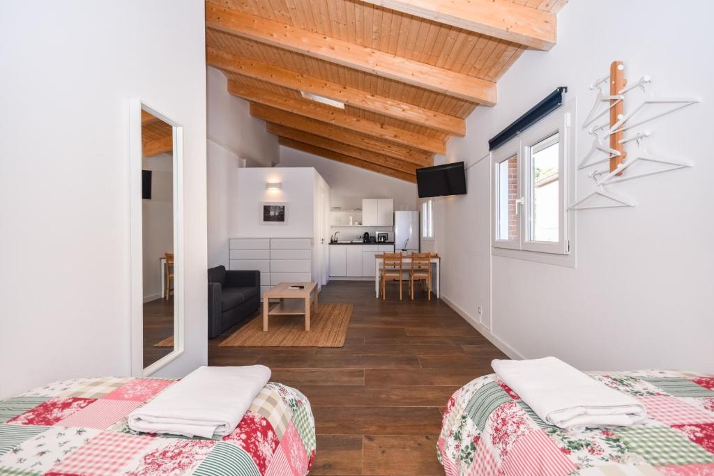 sypialnia z 2 łóżkami i salon w obiekcie Acogedora Suite con entrada independiente w mieście Masnou