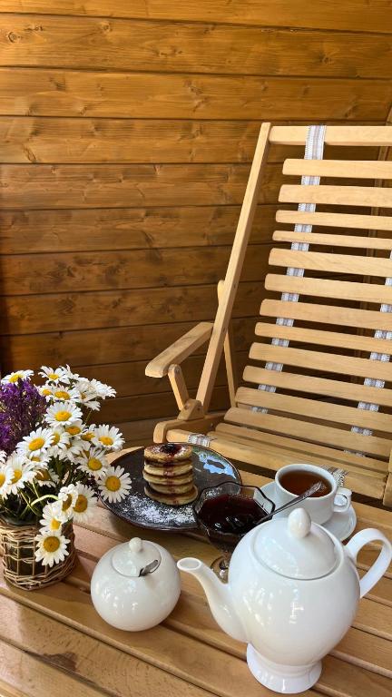 Příslušenství pro přípravu čaje a kávy v ubytování Garden House Mestia