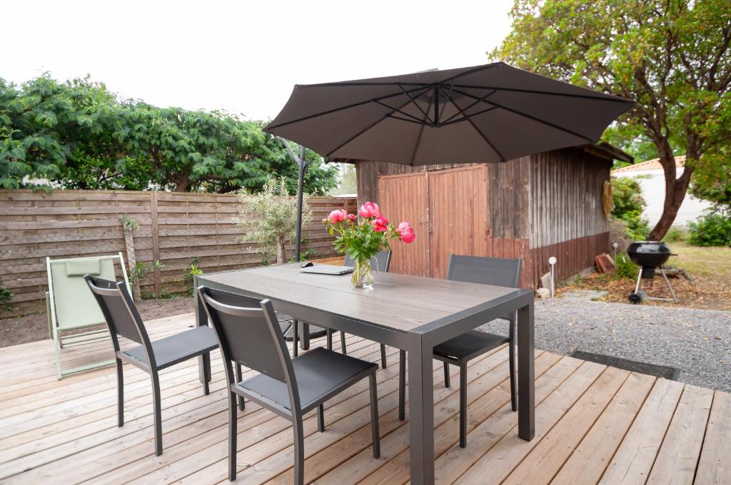 Zahrada ubytování Maison St Brice Terrasse lits en 160 Confortable