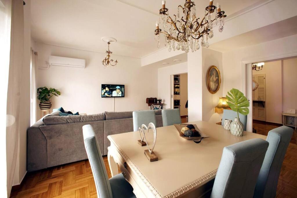TV a/nebo společenská místnost v ubytování Νew Thission Luxury Apartment