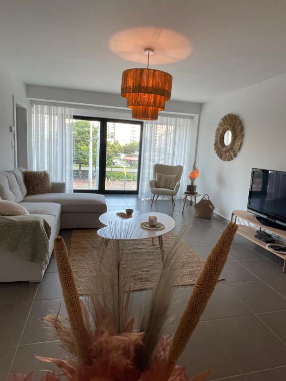 een woonkamer met een bank en een tafel bij appartement Axelle 2 in Blankenberge