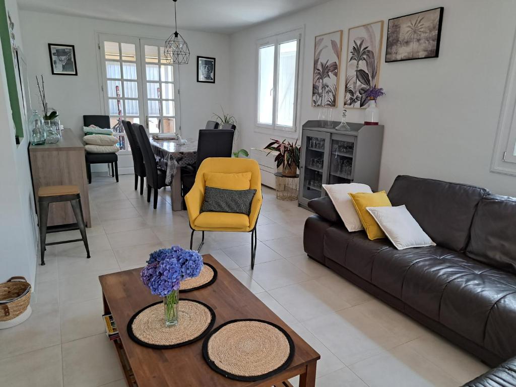 un salon avec un canapé et une table dans l'établissement Le Lot pour tous les repos, à Crayssac