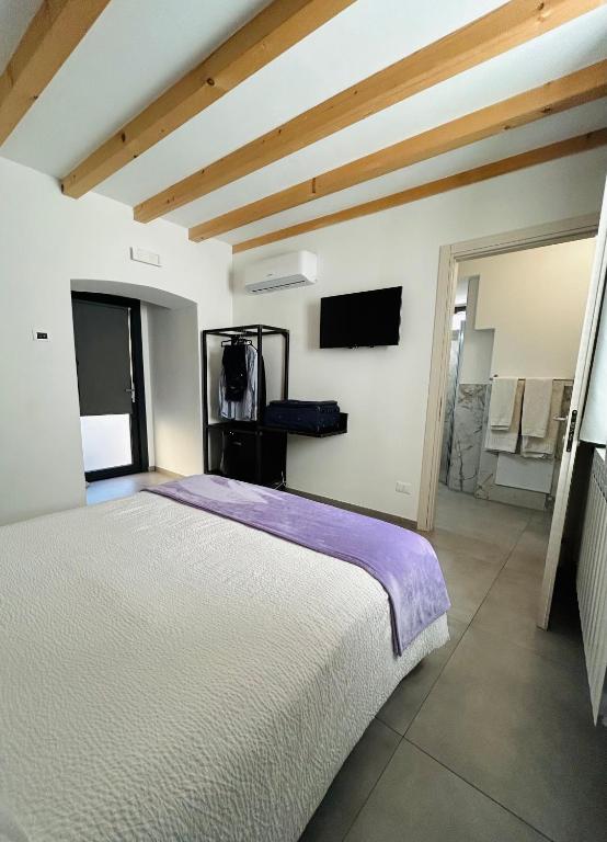 Łóżko lub łóżka w pokoju w obiekcie il Glicine B&B RISTORANTE