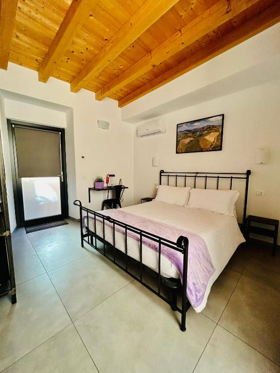 Łóżko lub łóżka w pokoju w obiekcie il Glicine B&B RISTORANTE