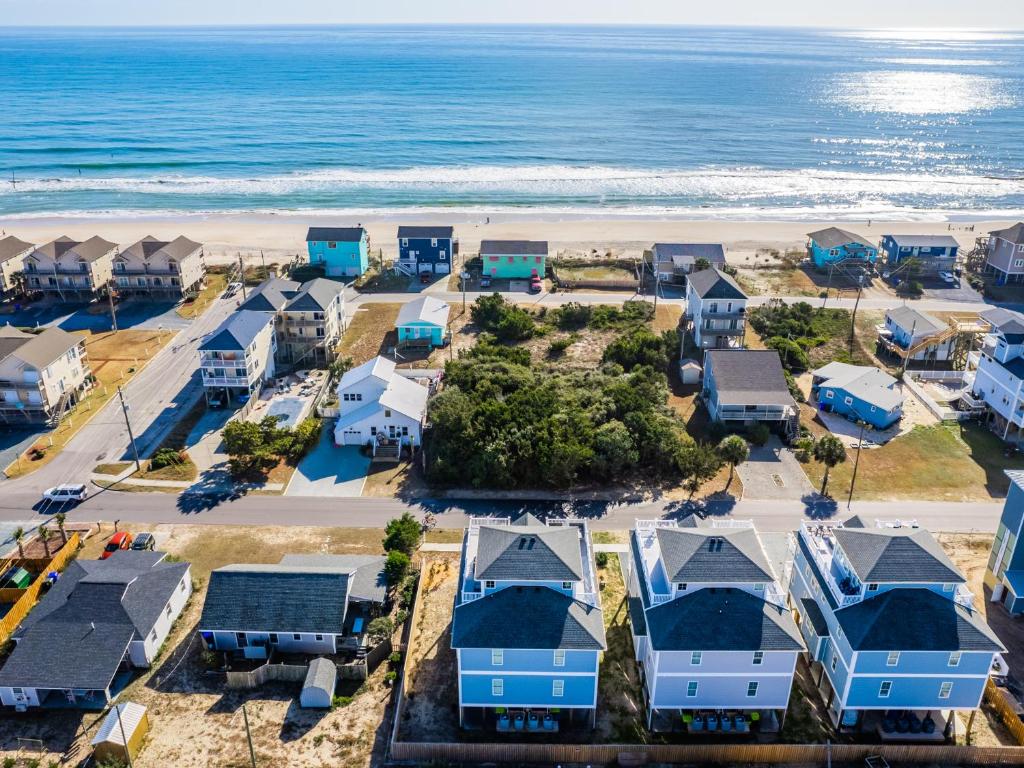 een luchtzicht op een strand met huizen en de oceaan bij Strand Bungalow in Surf City