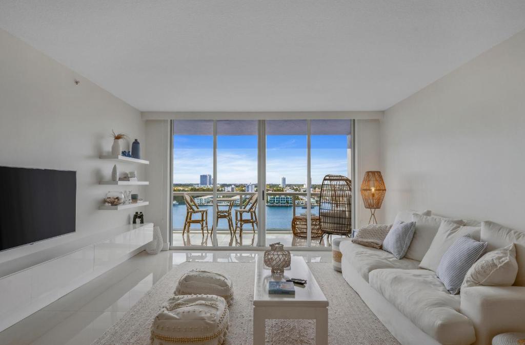 Gallery image of Relaxation at its Finest Water-view in Golden Bay with FREE PARKING in Sunny Isles Beach