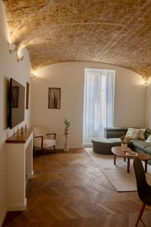 un salon avec un canapé et une table dans l'établissement Liviamariasanta, à Ajaccio