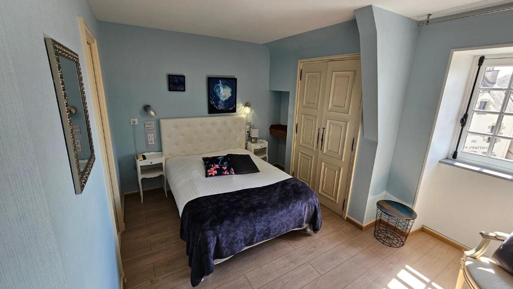 Postel nebo postele na pokoji v ubytování Hôtel Les Deux Magots