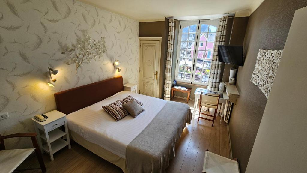 Postel nebo postele na pokoji v ubytování Hôtel Les Deux Magots