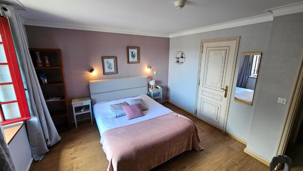 Postel nebo postele na pokoji v ubytování Hôtel Les Deux Magots