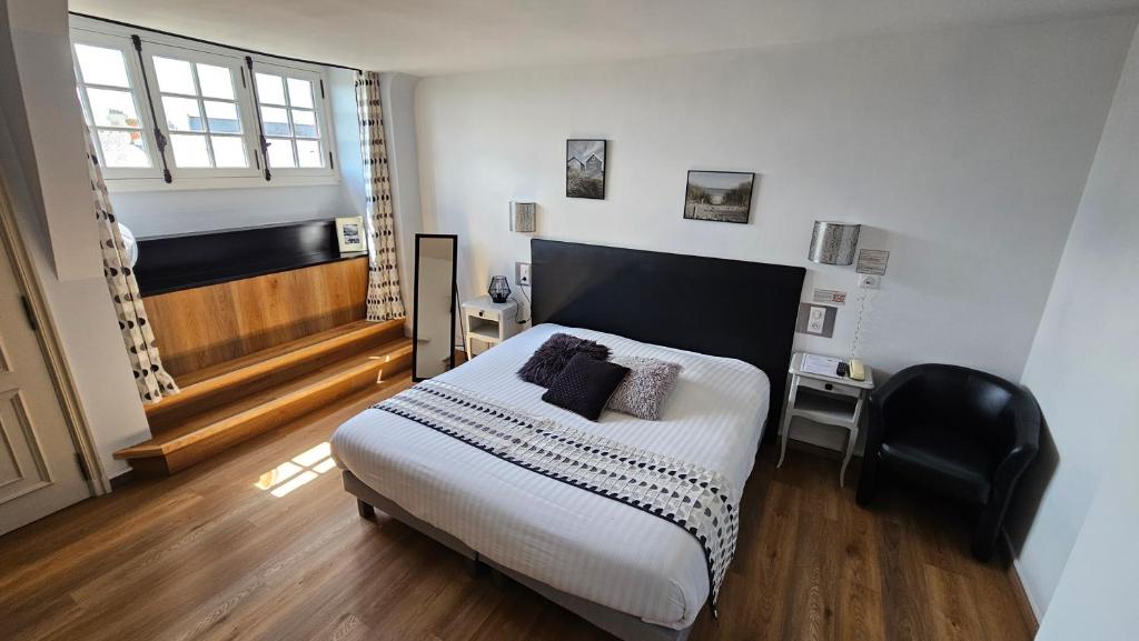 Postel nebo postele na pokoji v ubytování Hôtel Les Deux Magots