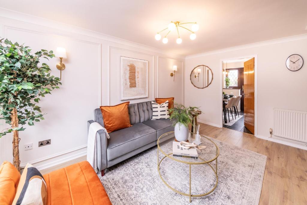 a living room with a couch and a table at Central Birmingham Luxury House, Sleeps 6 people - 10 mins from Solihull NEC, JLR, BHX Airport, Resorts World in Birmingham