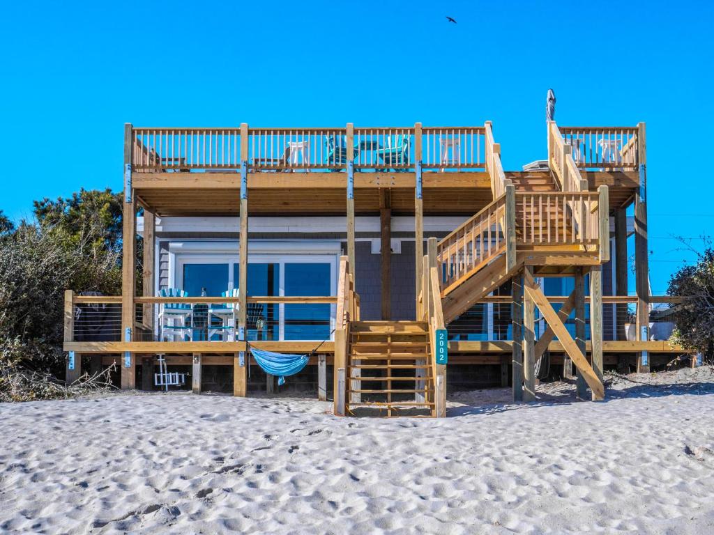 een groot huis aan het strand met een glijbaan bij Vintage Vacation in Surf City