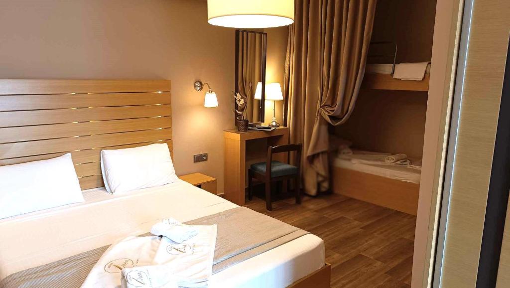 Posteľ alebo postele v izbe v ubytovaní Athos Thea Luxury Rooms