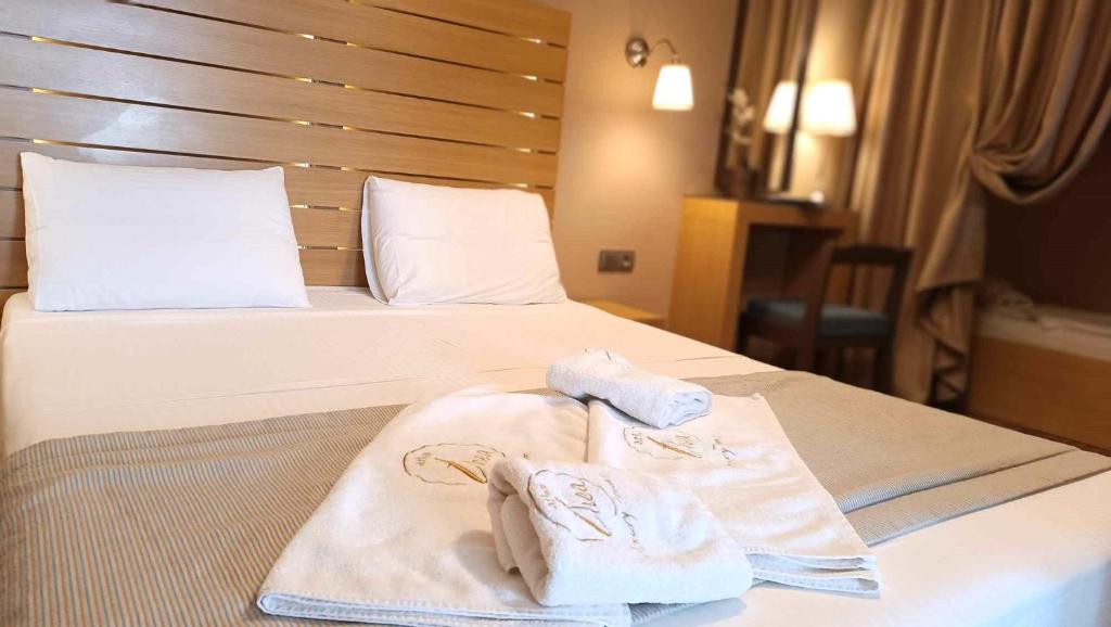 Posteľ alebo postele v izbe v ubytovaní Athos Thea Luxury Rooms