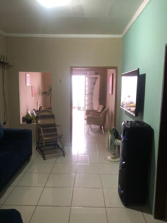 ein Wohnzimmer mit Sofa und Stühlen in der Unterkunft Casa da Mari in Petrolina