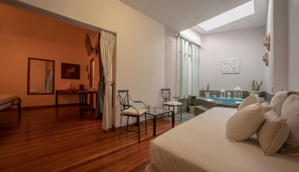 Fleur de Lys - Master Suite