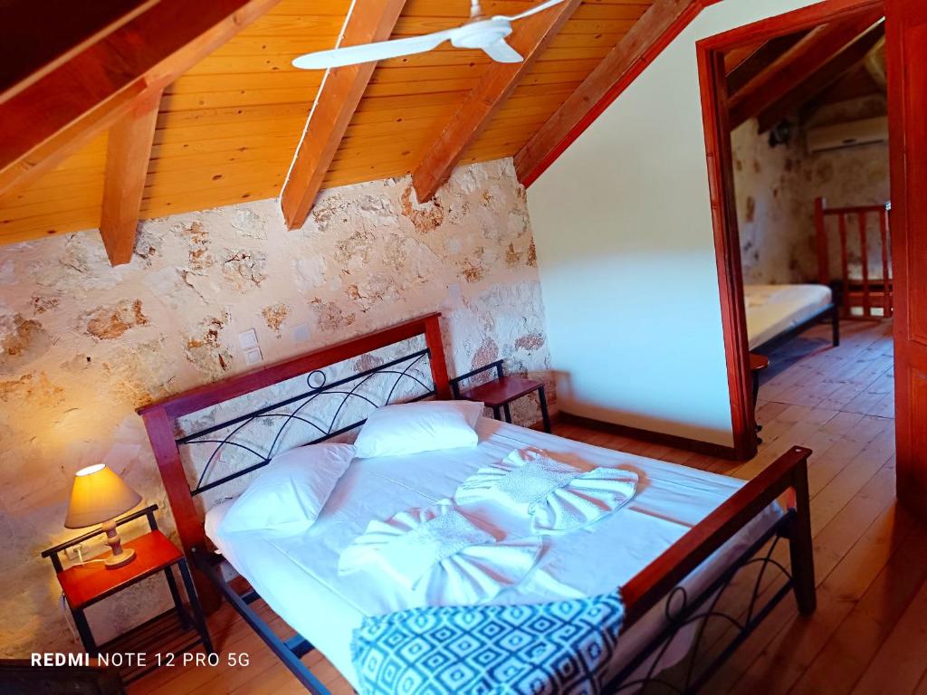 Postel nebo postele na pokoji v ubytování Spasmata Village Stone Maisonette