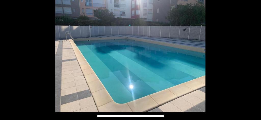 une grande piscine avec de l'eau bleue dans l'établissement Résidence Le Pharo, au Cap d'Agde