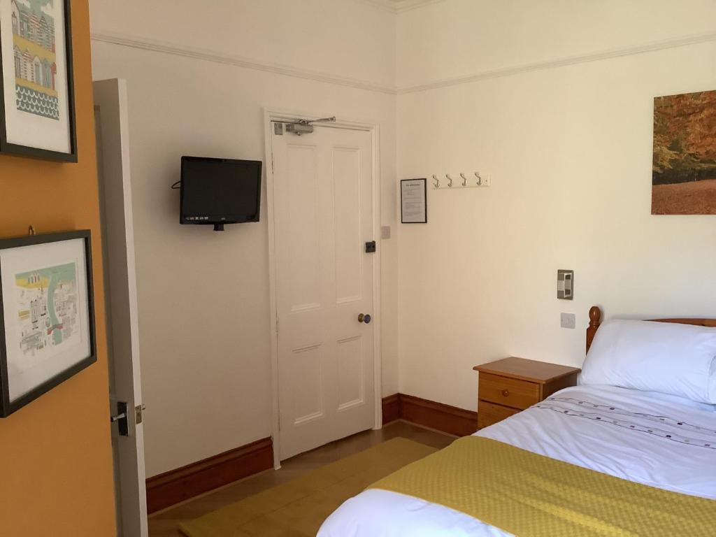 惠特比Bleak House的一间卧室，墙上有一张床和一台电视