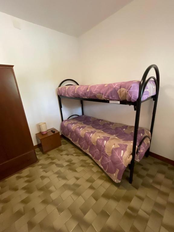 - un lit superposé dans l'angle de la chambre dans l'établissement Sicile, vue panoramique, à Montagnareale