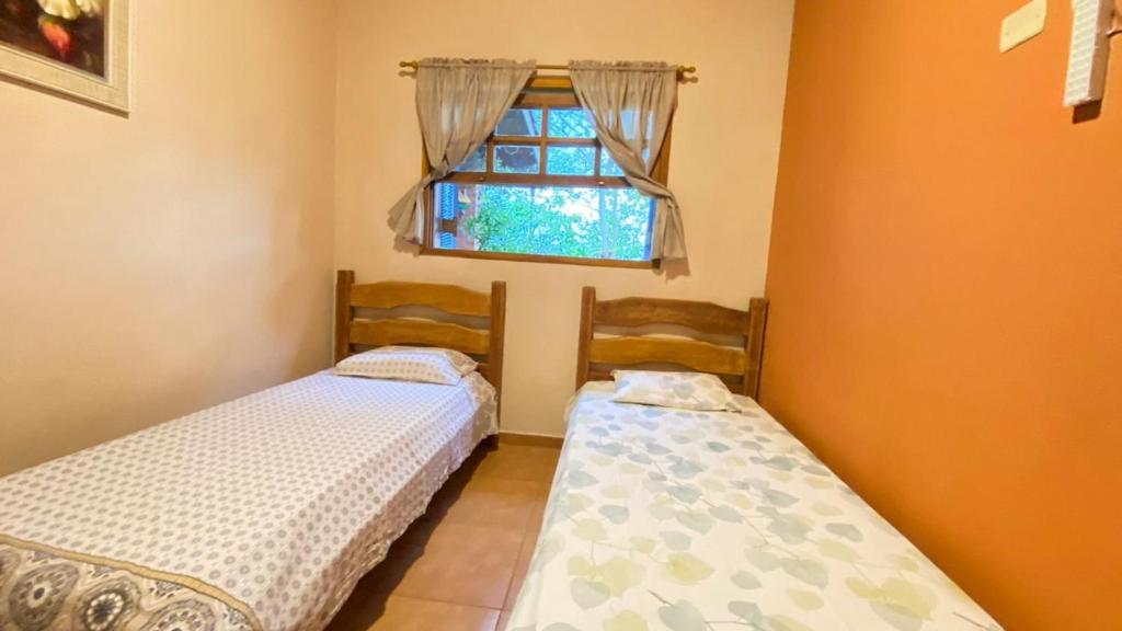 Cama ou camas em um quarto em Casa de Campo Araxá na montanha com piscina