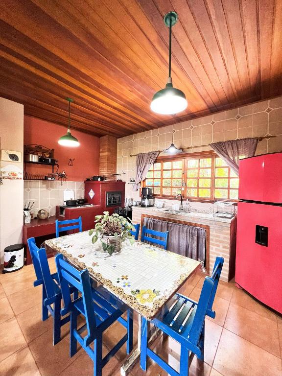 A cozinha ou cozinha compacta de Casa de Campo Araxá na montanha com piscina
