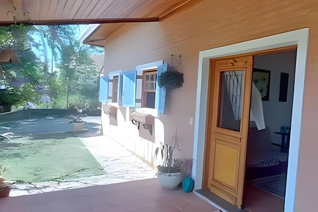 Foto da galeria de Casa de Campo Araxá na montanha com piscina em Piracaia