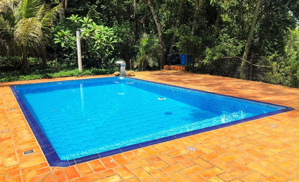 A piscina localizada em Casa de Campo Araxá na montanha com piscina ou nos arredores