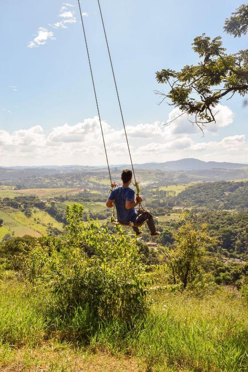 Hóspedes ficando em Casa de Campo Araxá na montanha com piscina