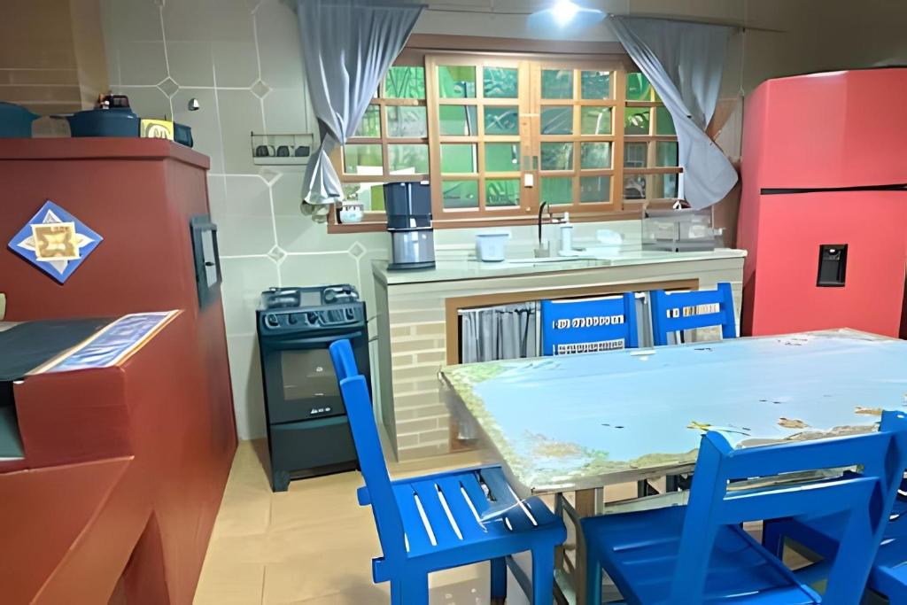 A cozinha ou cozinha compacta de Casa de Campo Araxá na montanha com piscina