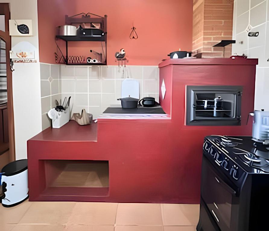 A cozinha ou cozinha compacta de Casa de Campo Araxá na montanha com piscina