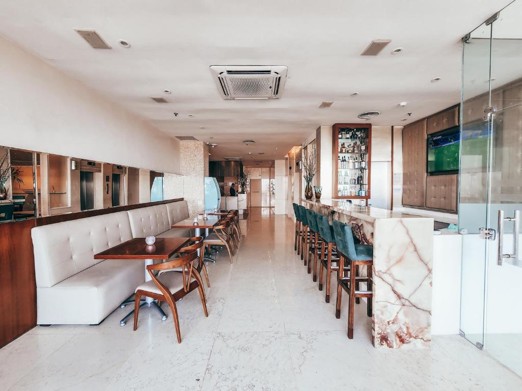 a restaurant with tables and chairs and a bar at Sol Ipanema Hotel in Rio de Janeiro