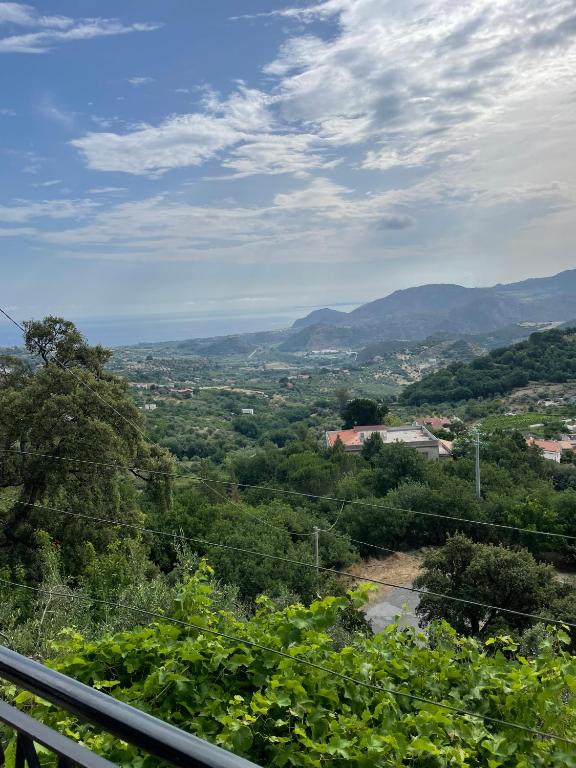 Elle offre une vue sur une vallée avec des arbres et des montagnes. dans l'établissement Sicile, vue panoramique, à Montagnareale
