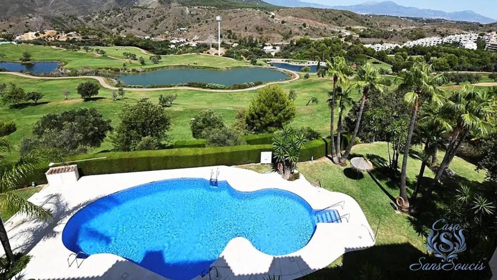 einen Blick über den Pool auf einem Golfplatz in der Unterkunft Casa Sans Soucis Alhaurin Golf in Málaga
