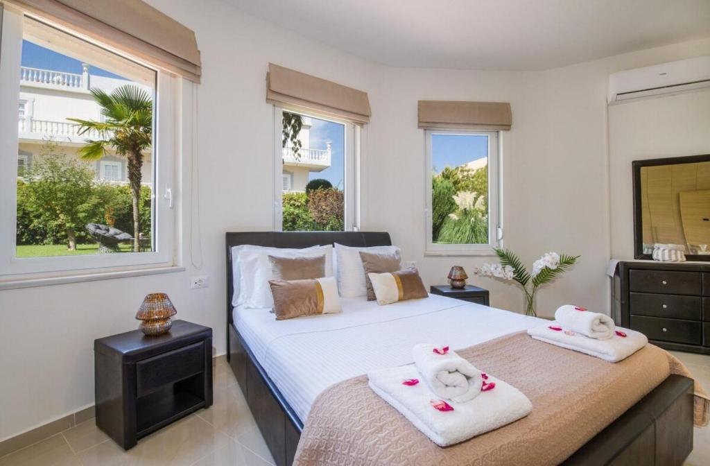Posteľ alebo postele v izbe v ubytovaní Villa Elina Luxury Residence