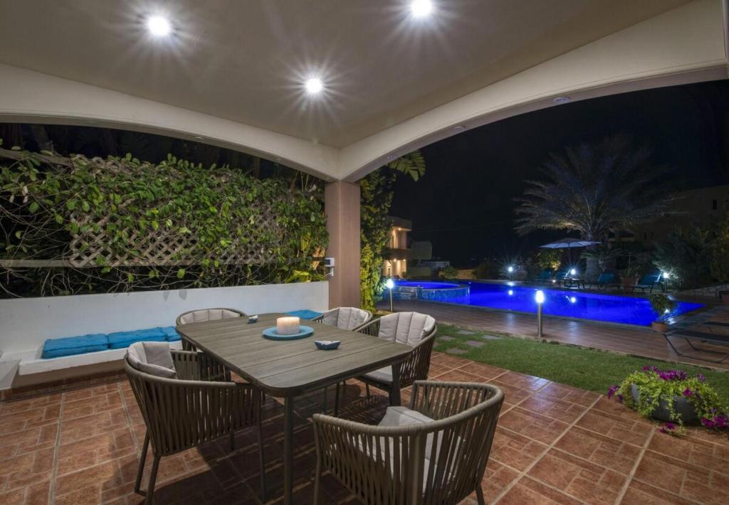 Bazén v ubytovaní Villa Elina Luxury Residence alebo v jeho blízkosti
