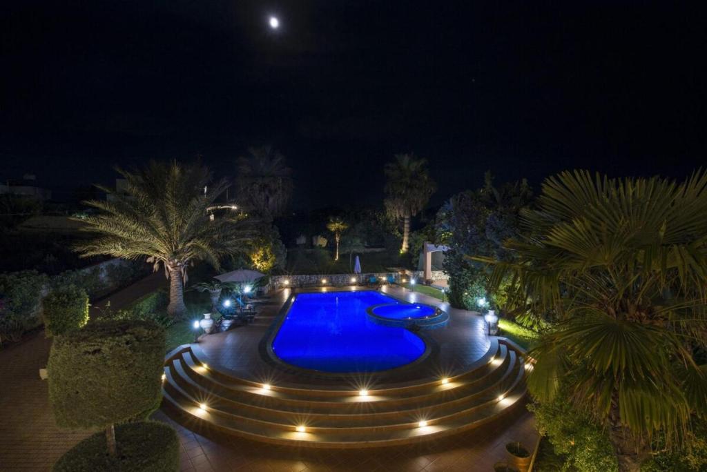 Bazén v ubytovaní Villa Elina Luxury Residence alebo v jeho blízkosti