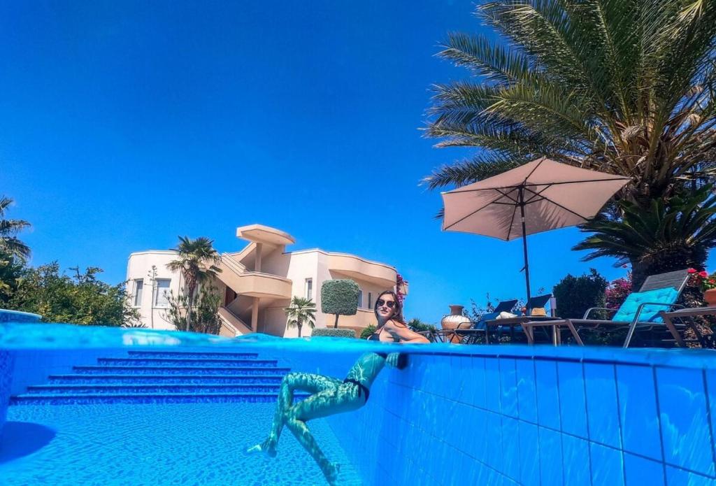 Bazén v ubytovaní Villa Elina Luxury Residence alebo v jeho blízkosti
