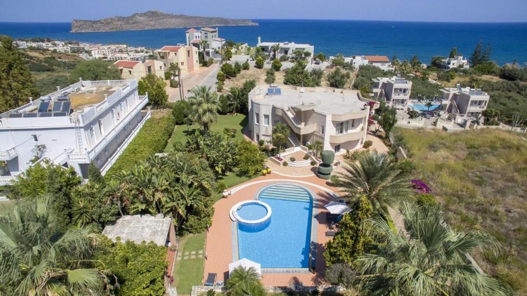 Bazén v ubytovaní Villa Elina Luxury Residence alebo v jeho blízkosti